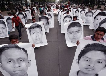 Normalistas de Ayotzinapa irrumpen en oficinas del PRD en Guerrero