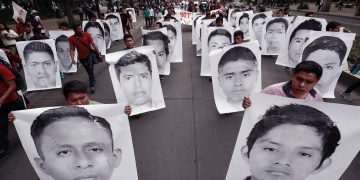 Normalistas de Ayotzinapa irrumpen en oficinas del PRD en Guerrero