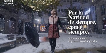 Santa Claus olvida los renos y llega a Toluca a bordo de tráiler para Navidad