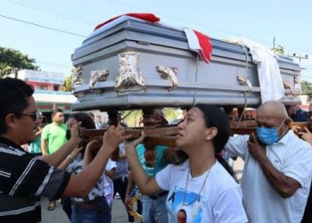 Sepultan en Guatemala a migrantes muertos en volcadura de tráiler en Chiapas