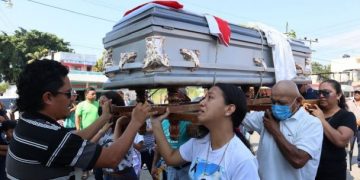 Sepultan en Guatemala a migrantes muertos en volcadura de tráiler en Chiapas