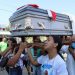Sepultan en Guatemala a migrantes muertos en volcadura de tráiler en Chiapas