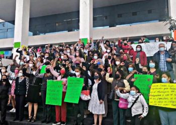 Trabajadores de Naucalpan exigen pago de quincenas; cierran laterales del Periférico Norte