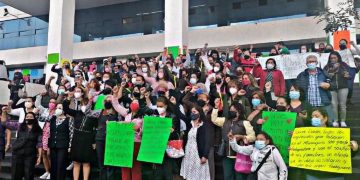 Trabajadores de Naucalpan exigen pago de quincenas; cierran laterales del Periférico Norte