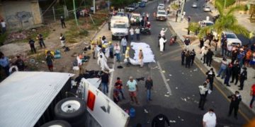 Tragedia en Chiapas: Mueren 54 migrantes al volcar un tráiler
