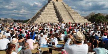 Turistas en México llenan hoteles y retan a la pandemia para celebrar llegada del 2022