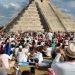 Turistas en México llenan hoteles y retan a la pandemia para celebrar llegada del 2022