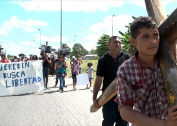 Viacrucis migrante de Yesenia Flores para rescatar cuerpo de su esposo