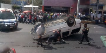 Volcadura sobre Calzada Vallejo provoca movilización de los servicios de emergencia