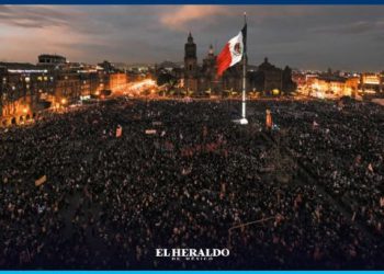 Zócalo desbordado: Asistentes pierden miedo al COVID-19 en AMLOFest