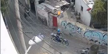 CDMX: ladrones someten a jovencita y le quitan sus cosas en Coyoacán | VIDEO