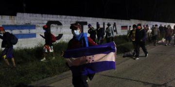 Cientos de migrantes irrumpen a Guatemala; autoridades los interceptan