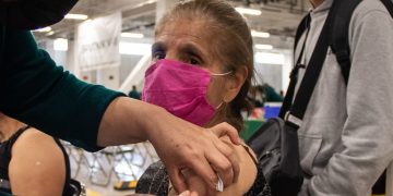 Edomex arranca aplicación del refuerzo contra Covid-19 para adultos de 50 a 59