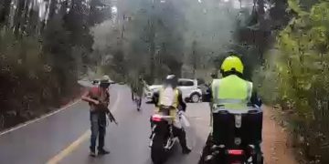 Edomex: Motociclistas asaltan a un peatón en calles de Toluca | VIDEO