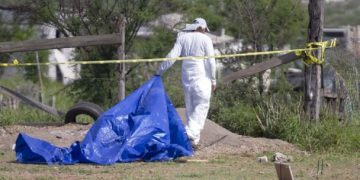 Macabro hallazgo atrás de una cancha de futbol en NL: había dos cuerpos, ropa y sábanas con sangre