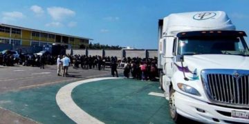 Polleros usaban tráiler robado para transportar a 334 migrantes en Veracruz