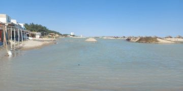 ¿Tamaulipas se hunde? Marea alta llega al estacionamientos de Playa Miramar