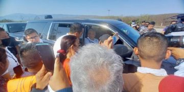 AMLO escucha peticiones de manifestantes tras su visita a Colima