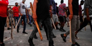 Armados con palos y machetes, comuneros de Oaxaca incendian patrulla en rechazo del Corredor Interoceánico