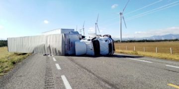 Continúan volcadura de trailers en La Ventosa; van 8 en 24 horas