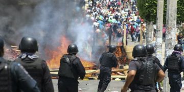 Enfrentamiento entre CNTE Poder de Base y policía deja 12 elementos lesionados