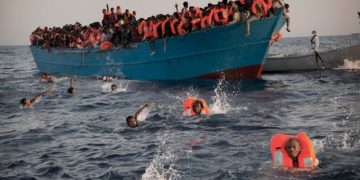Migrantes son rescatados de un pollero; los llevaba ocultos en un camión