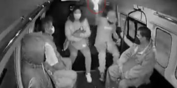 Pareja asalta combi en Tultepec en menos de un minuto; ladrón dispara para espantar a los pasajeros | VIDEO
