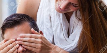 Sorprende a su novia bebiendo en la calle con otro y lo acuchilla por celos; hoy lo detuvieron