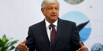 AMLO promete construcción de hospital del IMSS y parque industrial en terrero de refinería en Hidalgo