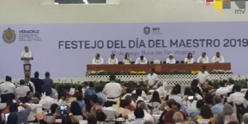 Docentes de Veracruz denuncian adeudo de quincenas