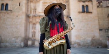 María Elena Ríos, saxofonista atacada con ácido en Oaxaca, reencuentra el sonido de la libertad y vuelve a tocar