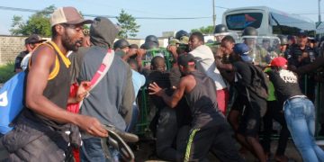Migrantes causan disturbios en oficinas del INM; son frenados por la Guardia Nacional