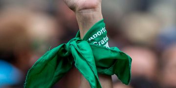 Pañuelo VERDE y MORADO: ¿Qué significan los colores que usan feministas en marcha del 8M?