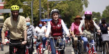 Sheinbaum recorre a pie y en bici la avenida México-Tenochtitlan