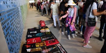 Tlayudas, playeras, ¡baratas!’: Así son los souvenirs que venden en el AIFA
