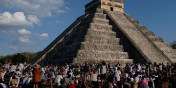 Turistas atestiguan el descenso de Kukulcán en Chichén Itzá