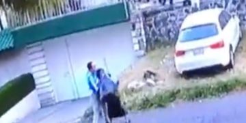 “Auxilio”: Captan momento en que feminicida asfixia a abuelita en calles de Tlalpan
