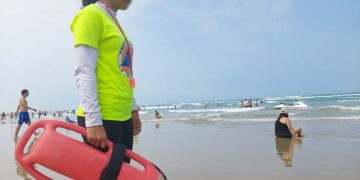 Brenda, la salvavidas más joven de México rescata a bañistas en playa Miramar