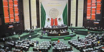Diputados federales del PRI, PAN y PRD arriban a San Lázaro