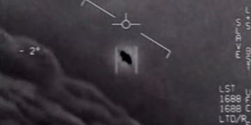 ¿Es un OVNI? Captan momento en que un bólido ‘cae dentro’ del Volcán Popocatépetl | VIDEO
