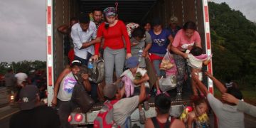 INM traslada a al menos 650 migrantes de caravana a Oaxaca