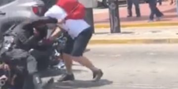 Motociclista golpea a automovilista en plena avenida de Naucalpan | VIDEO