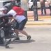 Motociclista golpea a automovilista en plena avenida de Naucalpan | VIDEO