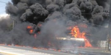 Se incendia pipa llena de gas: cierran de emergencia Insurgentes Norte | VIDEO