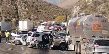 Tráiler se queda sin frenos y embiste brutalmente a varios vehículos en calles de Chiapas | VIDEO