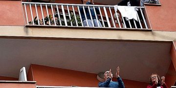 Vecinos aplauden a policías por detención de tres encapuchadas que ocupaban edificio en el Centro Histórico | VIDEO