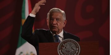 AMLO advierte con denunciar en la mañanera a grandes comercios si no cumplen en congelar precios de la canasta básica