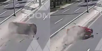 Así salieron volando 3 jóvenes que viajaban en moto tras chocar con un auto en Naucalpan: VIDEO