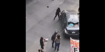 CDMX: Mujer ataca a mordidas a sus vecinos por “pisar su banqueta” en la GAM | FOTO