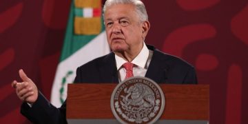Celebra AMLO el día del trabajo desde la refinería “Olmeca” en Paraíso Tabasco